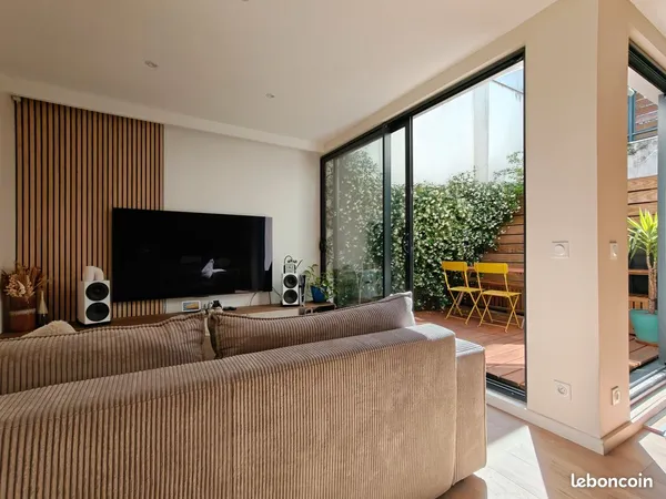 Appartement esprit loft · 2 pièces · 47,2 m2 · Patio arboré 9 m2 · Place Carnot · Copropriété rare