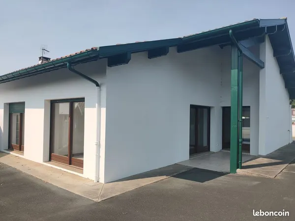 À louer - Local professionnel de 93 m² - 3 bureaux - Parking - Zone commerciale et artisanale