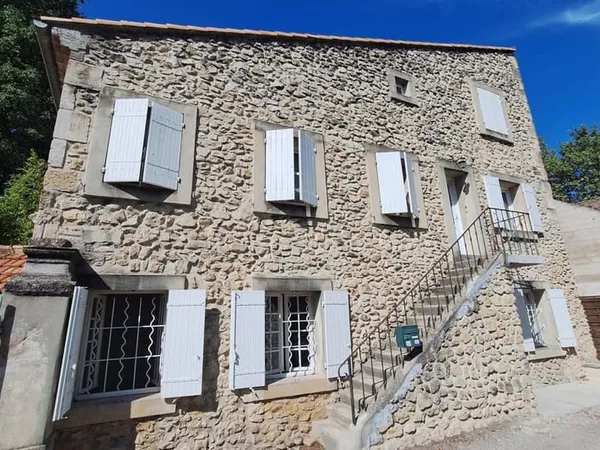 Immeuble avec 2 logements, centre d'Eyguières
