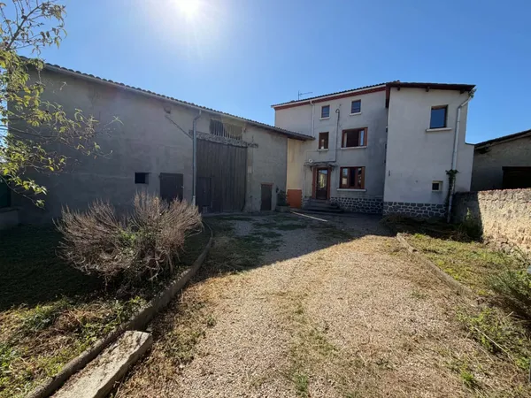 Maison à rénover avec grange et terrain