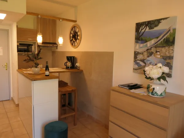 Studio meublé climatisé 23 m² face au golf