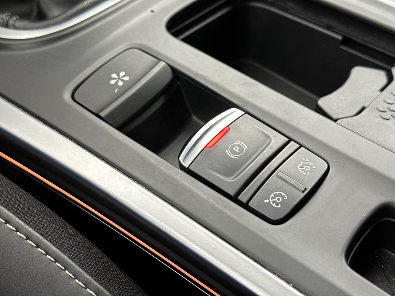 Renault Megane megane iv berline tce 130 energy intens — photo 29