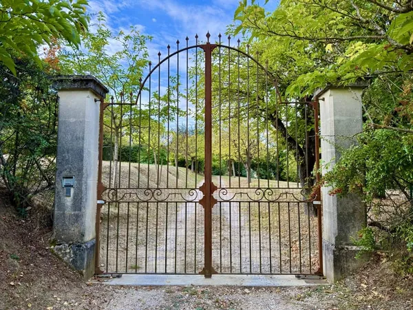 Bastide provençale plus jusqu'á 5000 m2 terrain constructible