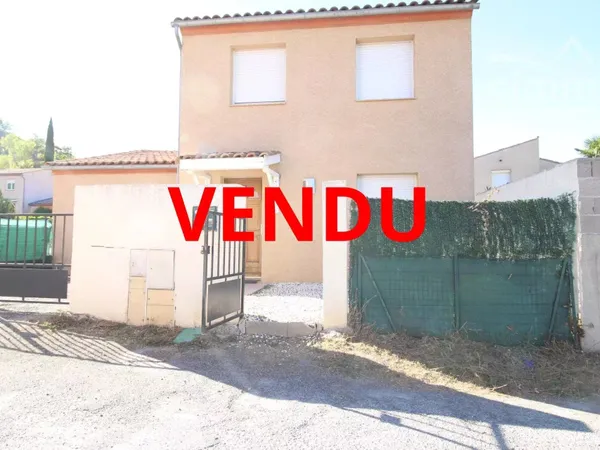 VENDU une villa avec un jardin clôturé et un garage