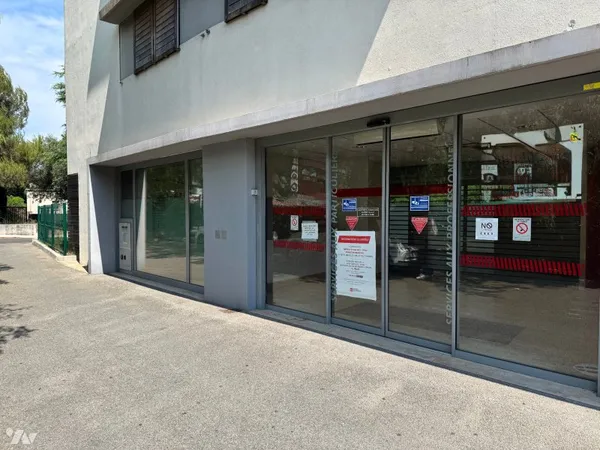 Local commercial 214 m²