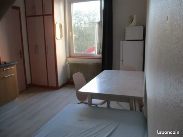 Studio 15 m2, proche cité administrative - Electricité comprise
