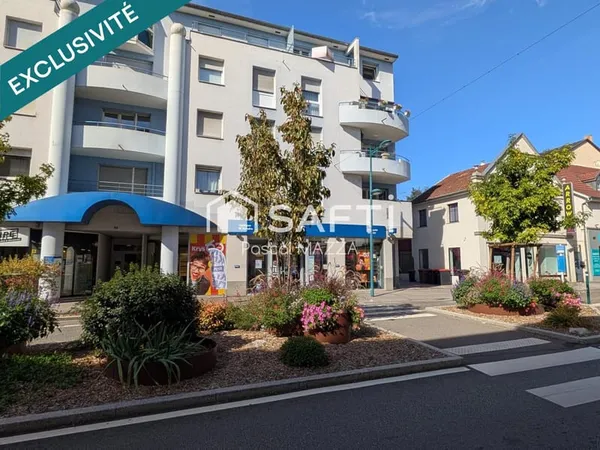En plein centre, 4p de 80m² au dernier étage avec ascenseur, 2 chambres et balcon côté sud, cave et 