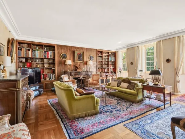 Versailles Ermitage Appartement 6 Pièces 167 m² carrez situé au 2ème étage avec ascenseur, gardien e