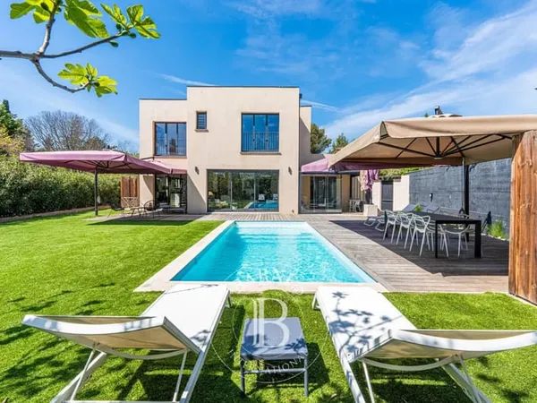 AIX-EN-PROVENCE - MAISON DE VILLE - PISCINE - GARAGE - CALME
