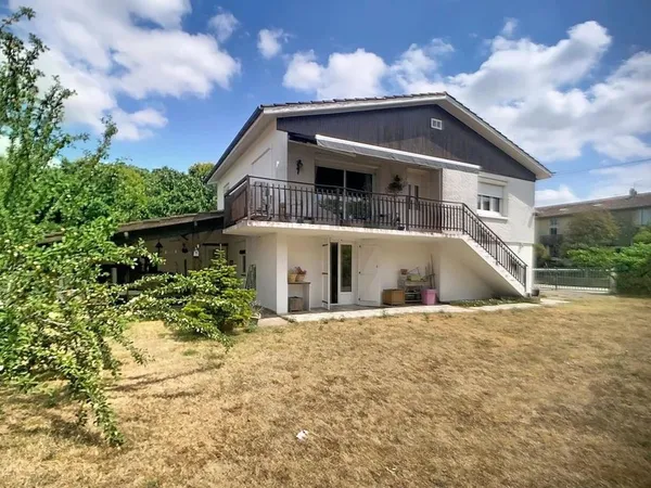 AUCH : voici une grande maison qui n'a pas cherché à ressembler aux autres,