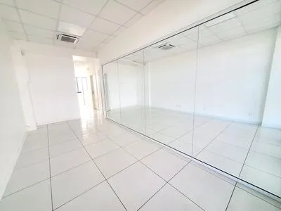 GRAND LOCAL DE 128M² AMENAGE 6 ESPACES BUREAUX JARRY