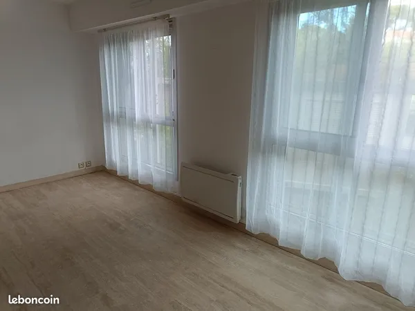 Loue studio st raphael quartier santa Lucai