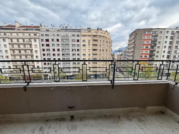 Appartement T4 avec cave - ascenseur - Grenoble