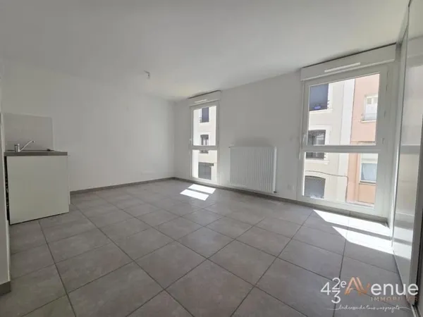 STUDIO RECENT - DEUXIEME AVEC ASCENSEUR - À 2 MIN À PIEDS DE LA GARE DE CHÂTEAUCREUX