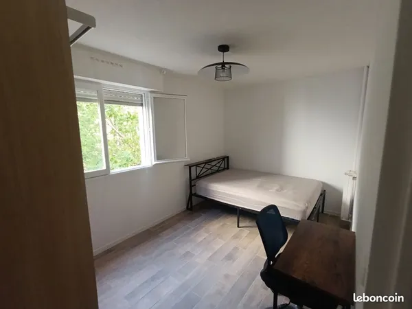 Chambre meublée lumineuse en colocation — Appartement T5 — Saint-Ouen-l'Aumône