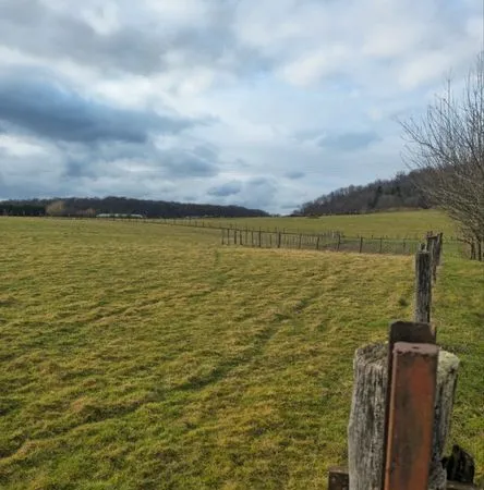Vends terrain d'une superficie de 890 m², situé dans un secteur calme et agréable
