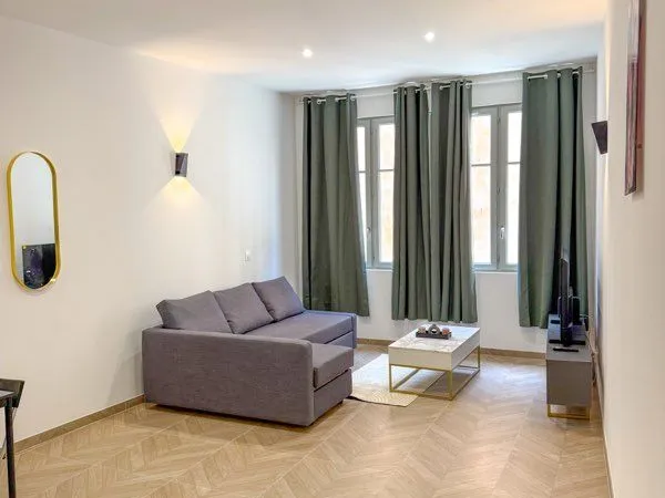 Studio meublé de standing 33 m²,entièrement rénové, rue d'Alger — plein hyper-centre de Toulon