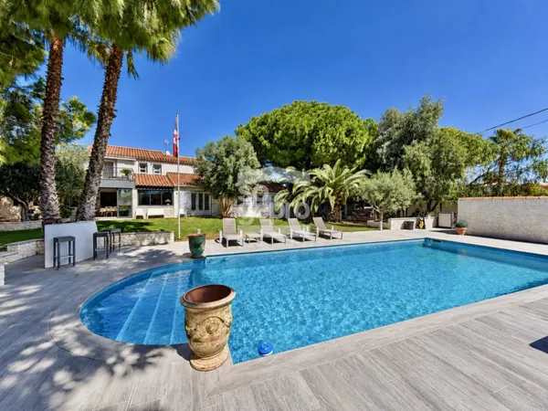 Villa 7 pièces 320 m²