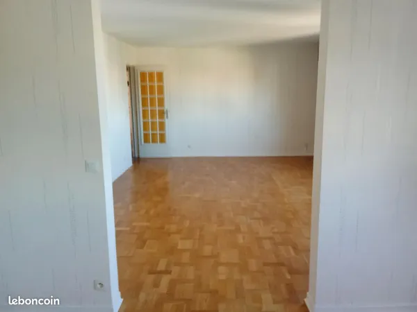ROANNE CENTRE - Élégant T4 de 107 m², 3 chambres, balcon, belle vue, exposition Sud-Ouest, 3e étage,