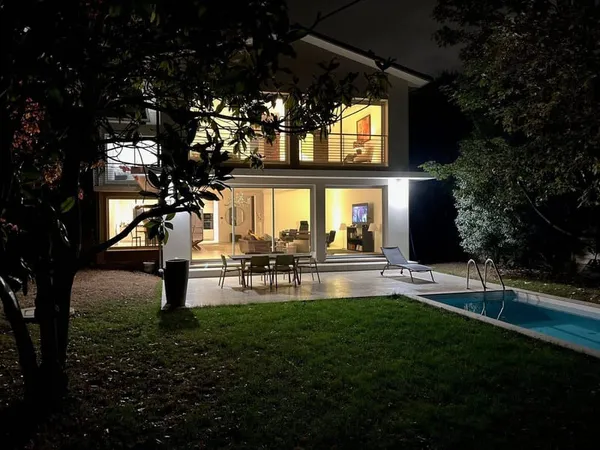 Maison 8 pièces 300 m²