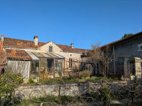Maison de village en pierre avec dépendance Beau potentiel