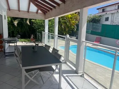 À Saint-François, villa F4 meublée avec piscine en location