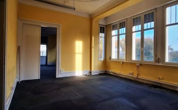 Bureau 7 pièces 162 m²