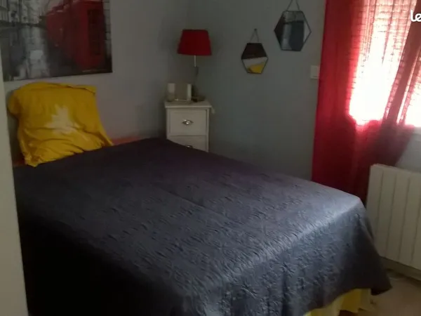 Bonjour co location demoiselle grand t3 séjour dans un très bon état 375 euro par mois merci /
