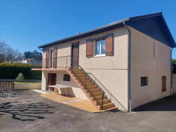 Location Maison T5 plein centre ville Andrézieux-Bouthéon jardin et piscine