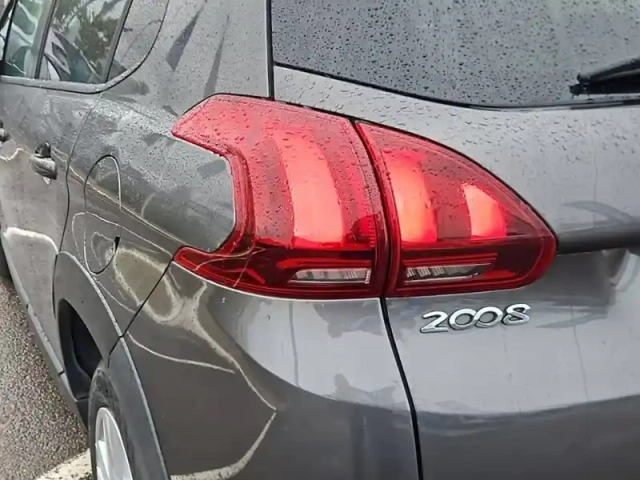 Peugeot 2008 puretech 110ch s&amp;s bvm6 — photo 17