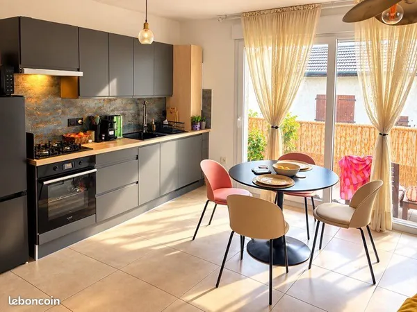 Appartement T3 cuisine équipée parking balcon + garage