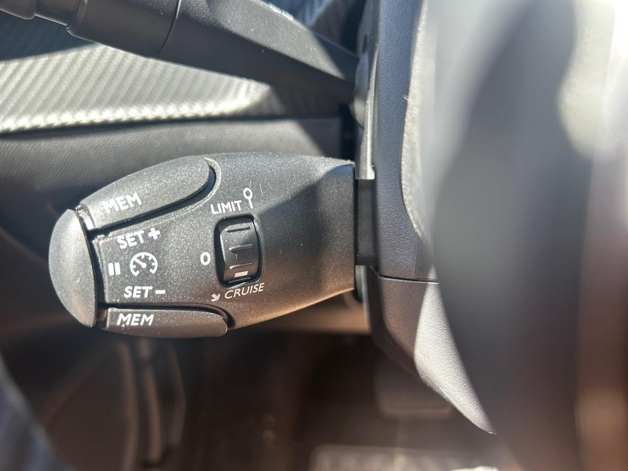 Peugeot 2008 e-2008 156ch 54 kwh allure — photo 16