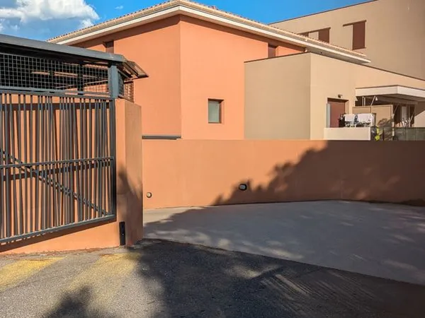 BOX GARAGE 13 m² À LOUER - FRÉJUS - GARDEN SQUARE