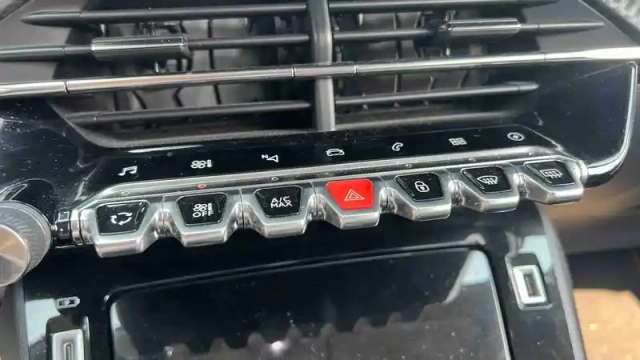 Peugeot 2008 moteur électrique 136 ch — photo 15