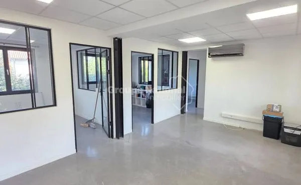 Entrepôt 232 m²