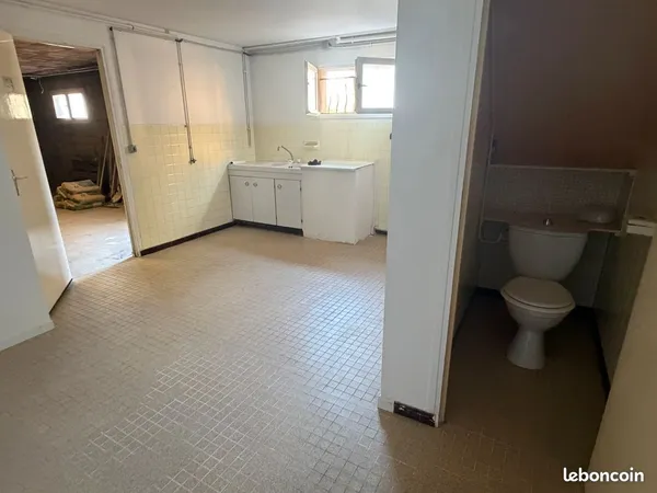100 m² deLocal de stokage avec wc et cuisine