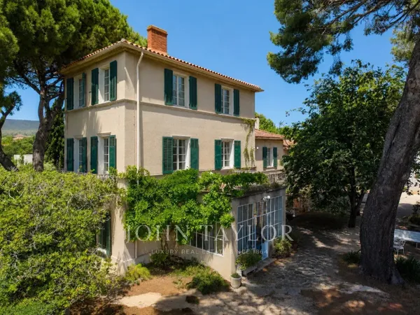 Bastide de caractère à rénover sur plus de 2 200 m² de terrain