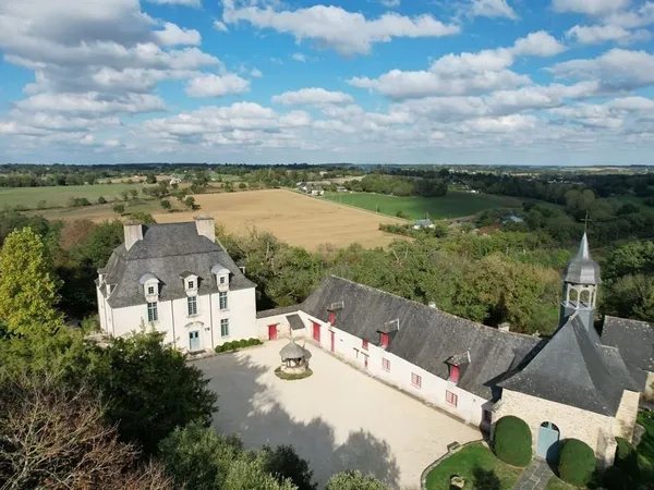 Entre Rennes et Vitré, manoir du XVIIIe, sa chapelle et son doma