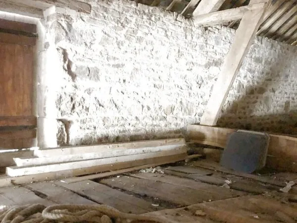 BATISSE EN PIERRE DE 107 m2 A REHABILITER