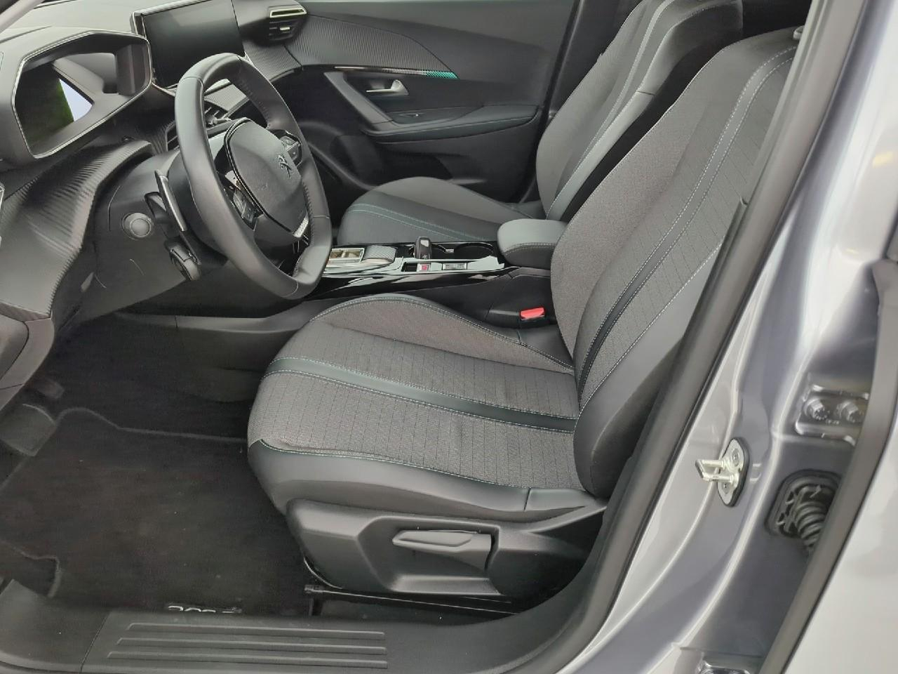 Peugeot 2008 puretech 130 s&s eat8 allure pack — photo 9