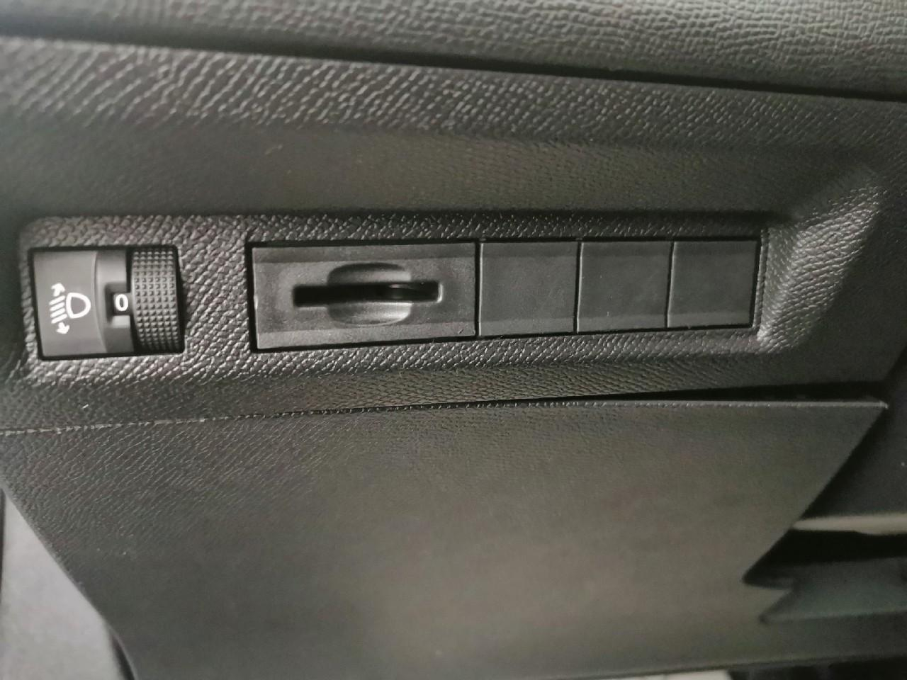 Peugeot 308 sw hybrid 145 e-dcs6 allure — photo 18