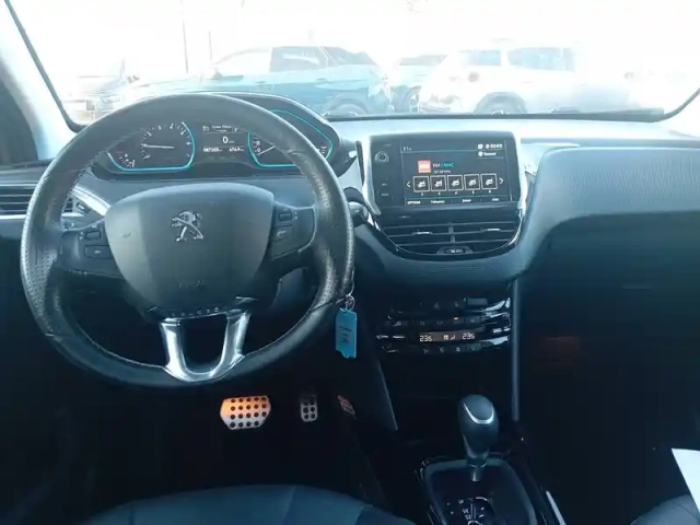 Peugeot 2008 1.2 puretech 110ch s&amp;s eat6 — photo 10