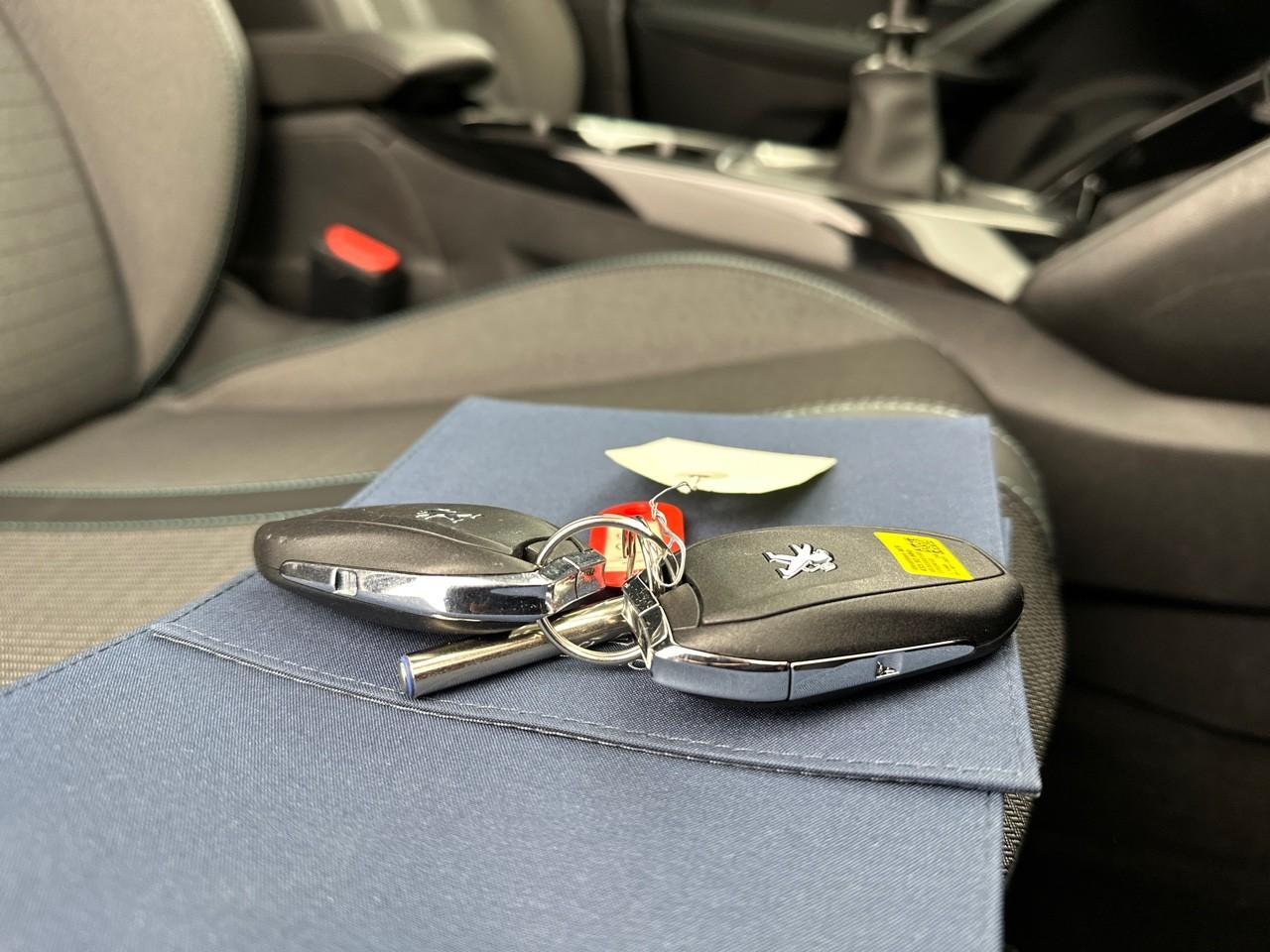 Peugeot 2008 puretech 100 s&s bvm6 allure — photo 33