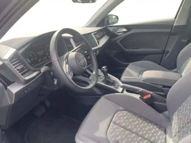 Audi A1 25 tfsi 95 ch s tronic 7 design — photo 9