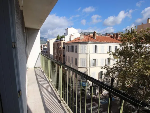 T3 traversant de 60 m2, 4ème étage avec Ascenseur Balcons et C