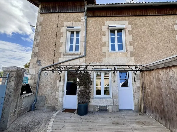 Maison de ville avec suite parentale et cave -- Saint-Benoît