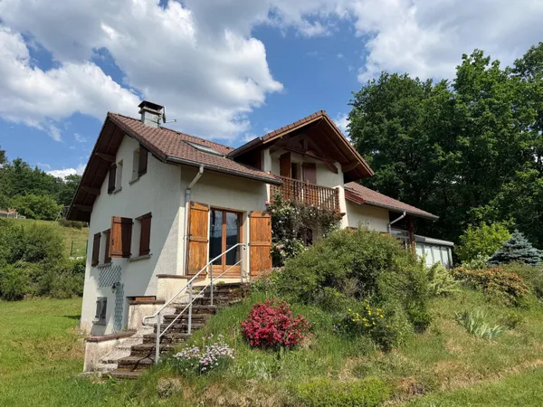 Agréable maison de famille lumineuse et confortable.