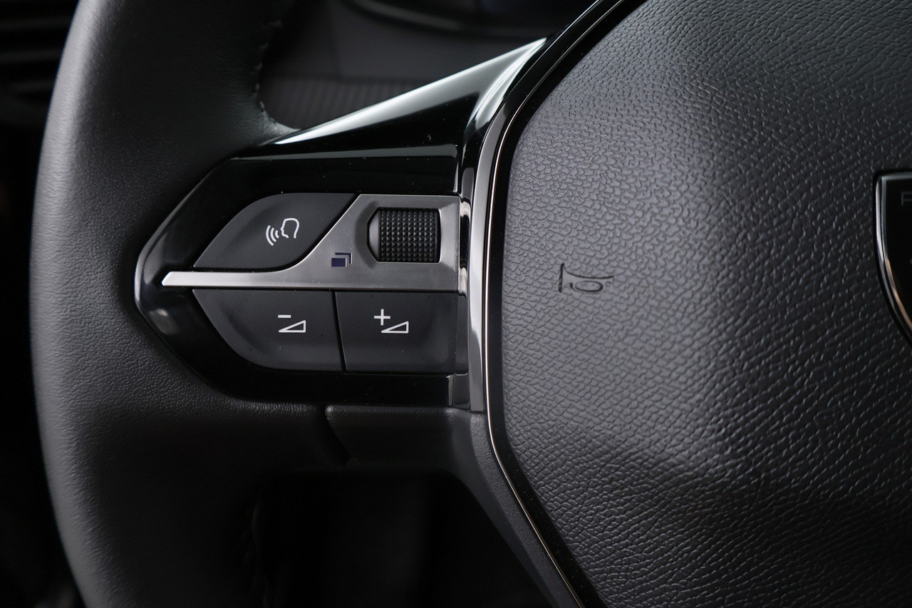 Peugeot 208 — photo 20