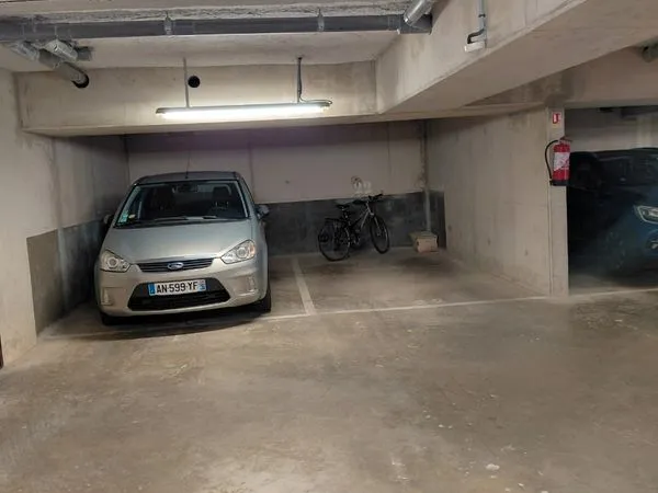 Place dans parking sécurisé