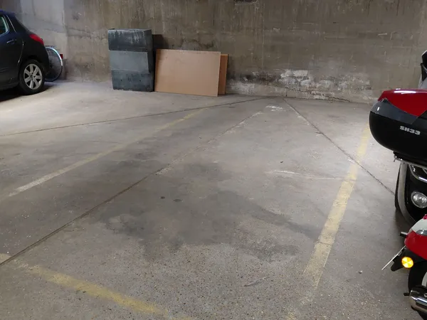 Parking couvert à vendre très proche gare des Chantiers à Versailles